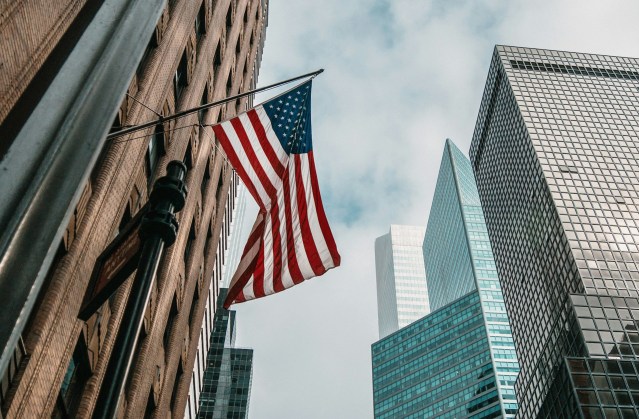 crypto-‘no-longer-in-the-fringes’:-federal-reserve-governor-declares-start-of-new-era